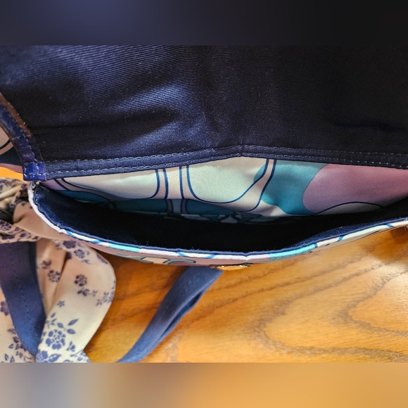 EUC Coach Kyra Nylon Daisy Scarf Women's Crossbody  Bag With Hangtags - Picture 10 of 12